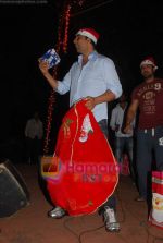 Akshay Kumar spend christmas with children of St Catherines in Andheri on 25th Dec 2010 (21).JPG